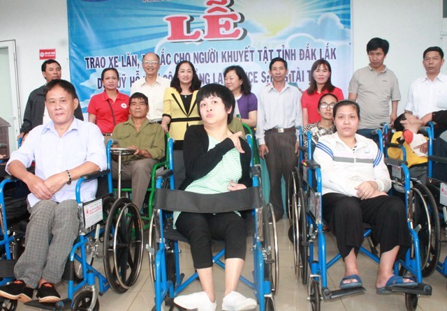 150 fauteuils roulants aux handicapés de la province de Dak Lak - ảnh 1