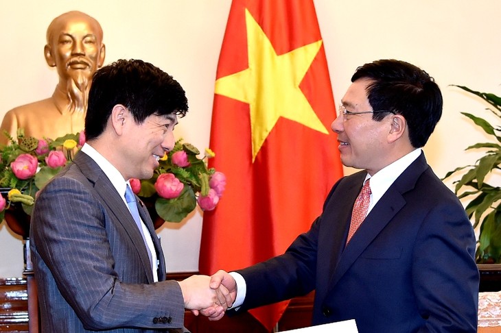 Le secrétaire d’état japonais aux affaires étrangères reçu par Pham Binh Minh - ảnh 1