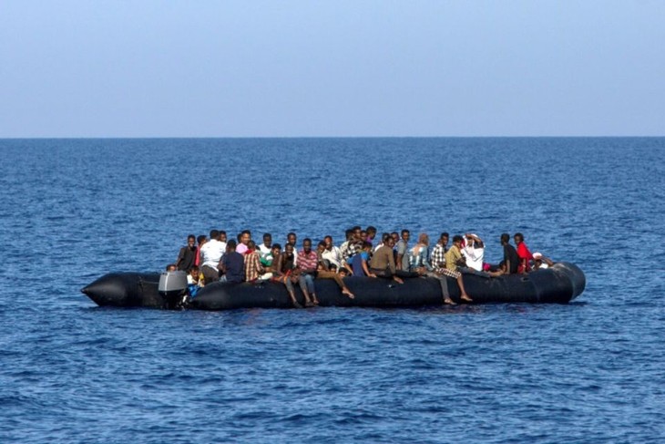 Au moins 90 migrants donnés pour morts après un naufrage en Méditerranée - ảnh 1