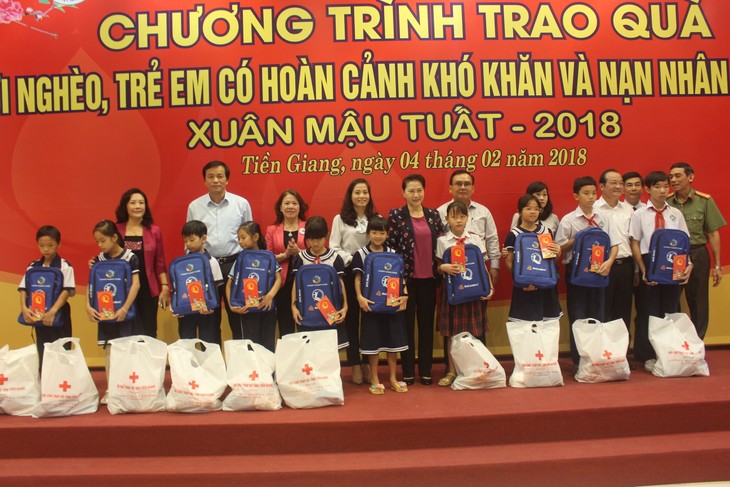 Nguyen Thi Kim Ngan remet des cadeaux aux personnes démunies de Tien Giang - ảnh 1