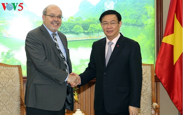 Vuong Dinh Huê reçoit des experts du FMI  - ảnh 1