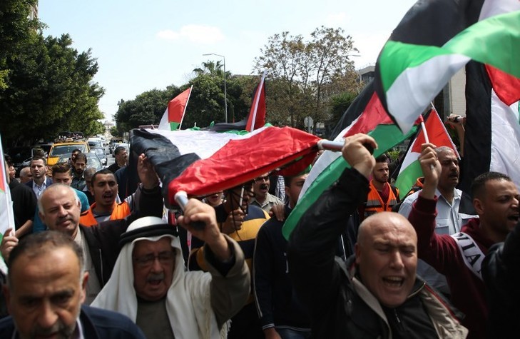 Les Palestiniens enterrent leurs morts après une journée sanglante - ảnh 1