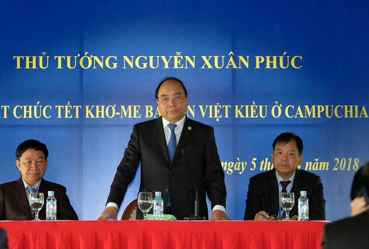 Le Premier ministre Nguyen Xuan Phuc rencontre des Vietkieu au Cambodge  - ảnh 1