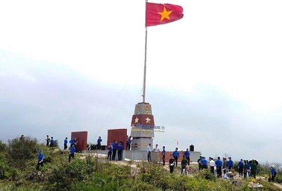 Fête du 30 avril : Installation d’une à drapeau dans la province de Quang Binh - ảnh 1