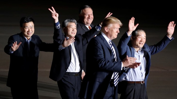 Trump accueille les détenus américains libérés par Pyongyang - ảnh 1