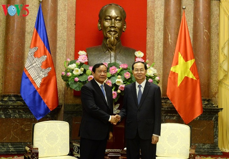 Le président Trân Dai Quang invite le roi du Cambodge à se rendre au Vietnam - ảnh 1