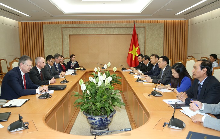 Vuong Dinh Huê reçoit le représentant adjoint américain du commerce - ảnh 1