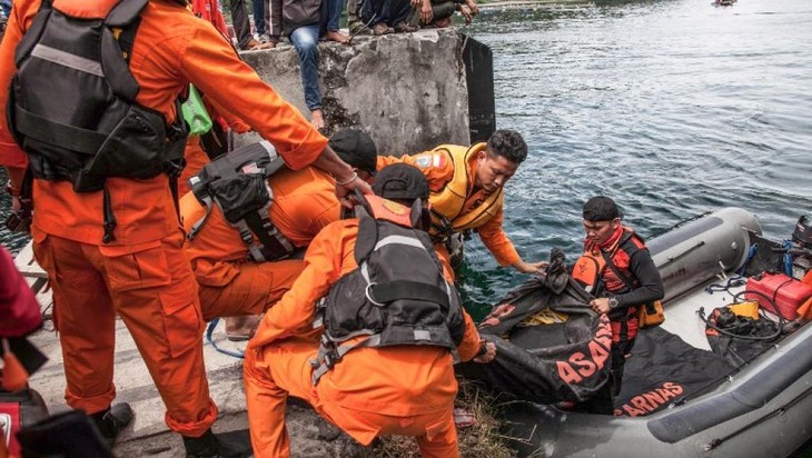 Naufrage en Indonésie: près de 200 portés disparus sur le lac Toba  - ảnh 1