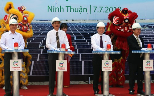 Pose de la première pierre de la plus grande centrale solaire du Vietnam      - ảnh 1