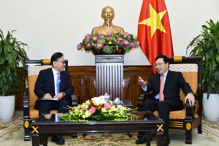 Le consul général d’honneur du Vietnam à Busan-Gyeongnam reçu par Pham Bình Minh - ảnh 1