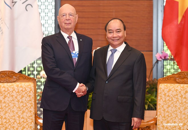 PM Nguyen Xuan Phuc menerima Pendiri, Presiden Eksekutif WEF, Klaus Schwab - ảnh 1