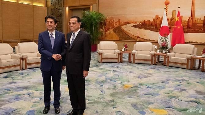 Shinzo Abe rencontre Li Keqiang pour “améliorer” les relations - ảnh 1