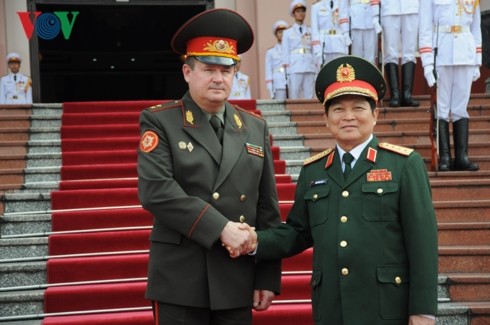Le Ministre biélorusse de la défense en tournée au Vietnam  - ảnh 1