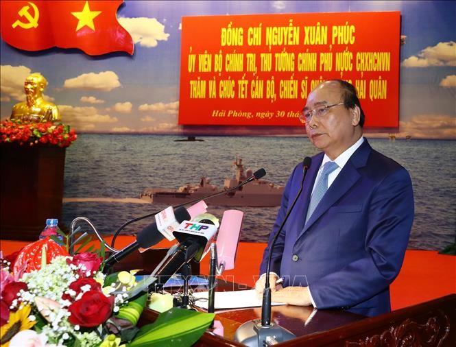 Nguyên Xuân Phuc rend visite aux forces navales - ảnh 1