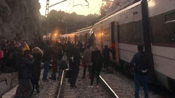 Espagne : au moins 1 mort et 95 blessés après la collision entre deux trains près de Barcelone - ảnh 1
