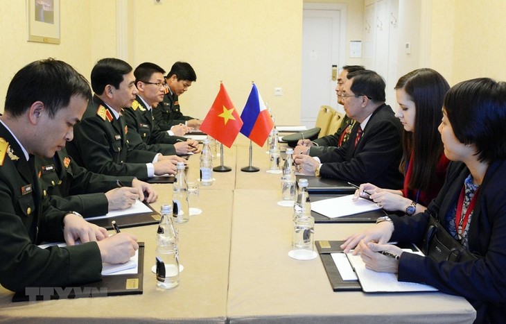 Phan Van Giang rencontre des officiers russe et philippin - ảnh 1