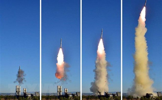 La RPDC a testé des lance-roquettes après un tir de missiles à courte portée  - ảnh 1
