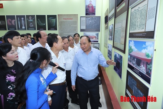 Nguyên Xuân Phuc visite l’exposition “Thanh Hoa, jadis et aujourd’hui” - ảnh 1