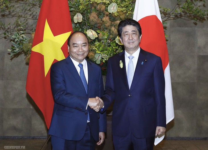 Entretien entre les Premiers ministres Nguyên Xuân Phuc et Shinzo Abe  - ảnh 1