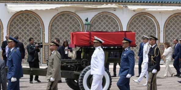 Des milliers de Tunisiens rendent un dernier hommage à leur président - ảnh 1