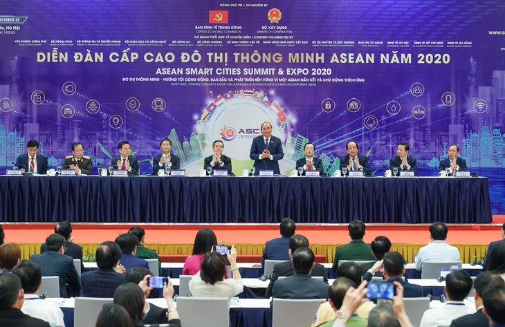 Nguyên Xuân Phuc au Forum sur les villes intelligentes de l’ASEAN - ảnh 1