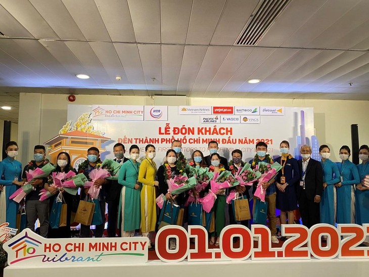 Les compagnies d’aviation vietnamiennes accueillent leurs premiers passagers de 2021 - ảnh 1