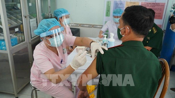 Covid-19: près de 107.000 personnes vaccinées au Vietnam - ảnh 1