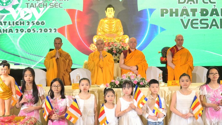 Người Việt tại Séc trang trọng tổ chức Đại lễ Phật Đản 2022 - ảnh 2