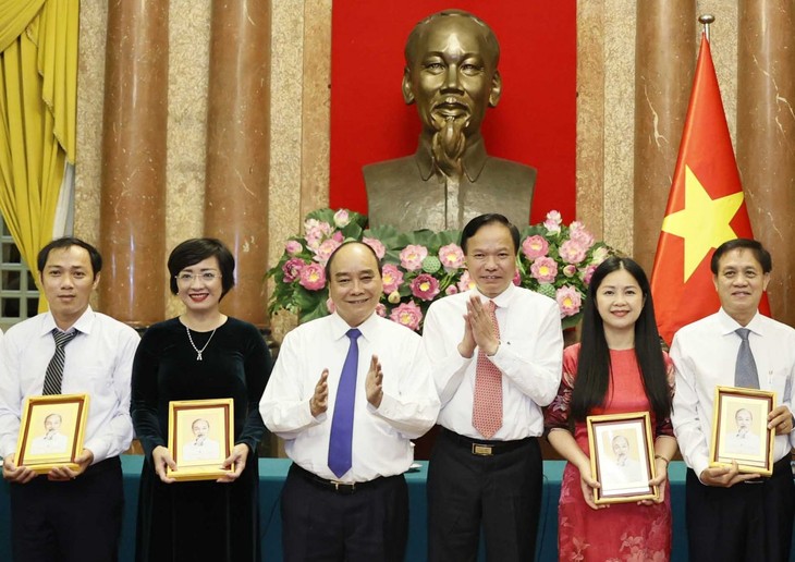Nguyên Xuân Phuc honore les salariés exemplaires du PVN - ảnh 1