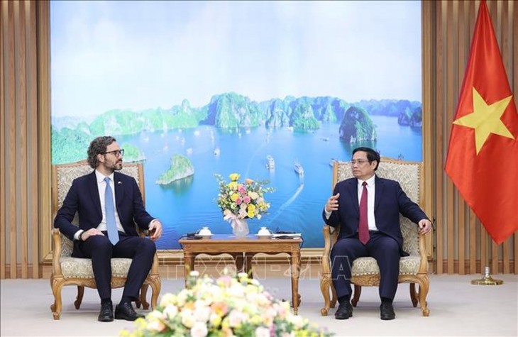 Pham Minh Chinh reçoit le ministre argentin des Affaires étrangères, du Commerce et des Religions - ảnh 1
