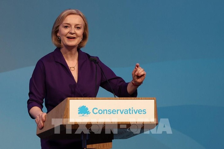 Liz Truss nommée officiellement Première ministre britannique - ảnh 1