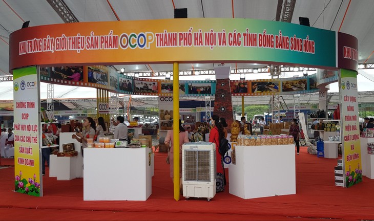 Hanoi présente des produits OCOP liés à la culture des provinces du delta du fleuve Rouge - ảnh 1