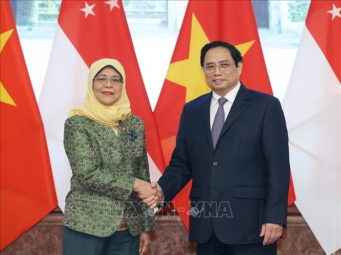 Pham Minh Chinh reçoit la présidente singapourienne Halimah Yacob - ảnh 1