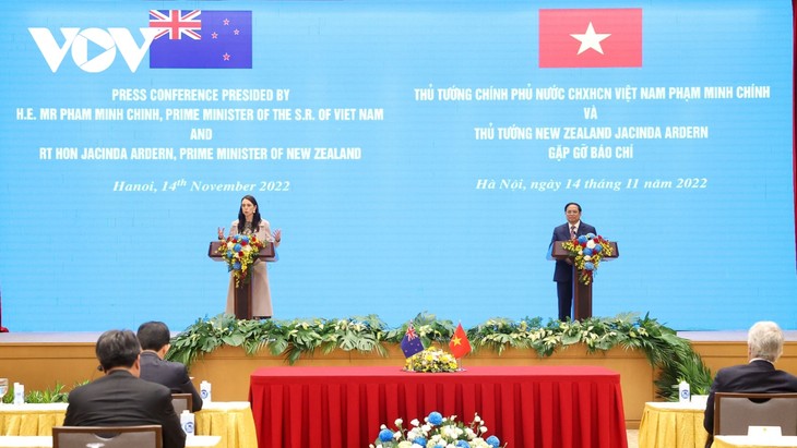 Conférence de presse conjointe entre Jacinda Ardern et Pham Minh Chinh  - ảnh 1