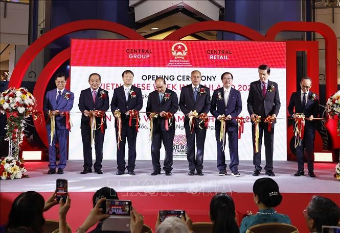 Nguyên Xuân Phuc inaugure la Semaine des produits vietnamiens en Thaïlande 2022 - ảnh 1