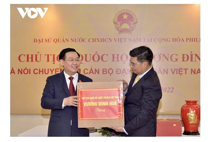Le président de l’Assemblée nationale visite l’ambassade du Vietnam aux Philippines - ảnh 1