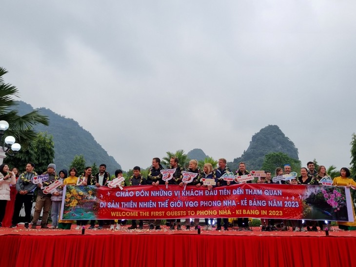 Quang Binh accueille les premiers touristes de 2023 - ảnh 1
