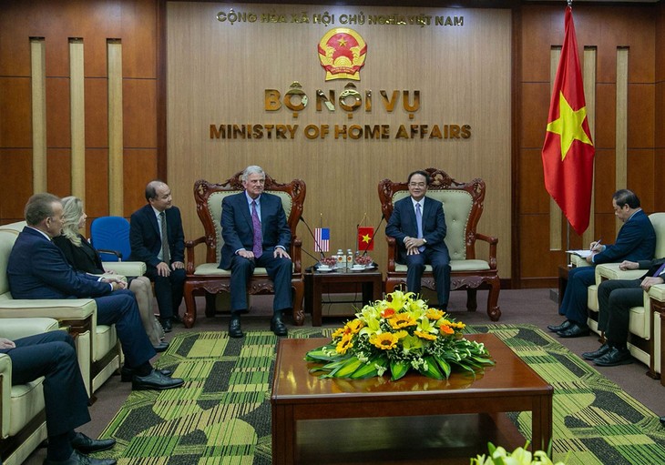 Franklin Graham reçu par le vice-ministre vietnamien des Affaires intérieures - ảnh 1