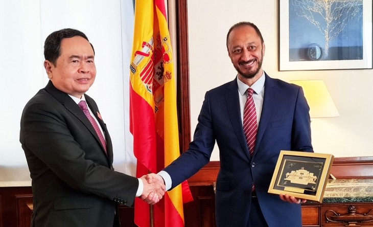 Trân Thanh Mân s’entretient avec les dirigeants des deux chambres du Parlement espagnol - ảnh 1
