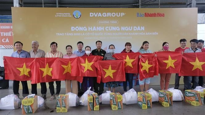 Remise de 3000 drapeaux du Vietnam aux pêcheurs de Truong Sa  - ảnh 1