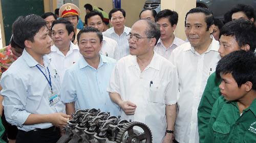 Chủ tịch Quốc hội Nguyễn Sinh Hùng tiếp xúc cử tri tại Hà Tĩnh  - ảnh 1