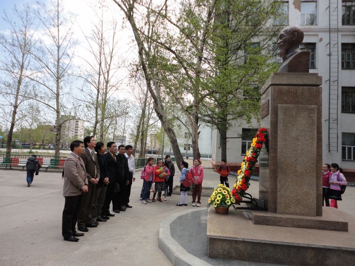 Đại sứ quán Việt Nam tại Mông Cổ và cộng đồng  Việt dâng hoa lên tượng Bác Hồ - ảnh 1