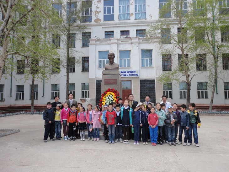 Đại sứ quán Việt Nam tại Mông Cổ và cộng đồng  Việt dâng hoa lên tượng Bác Hồ - ảnh 2