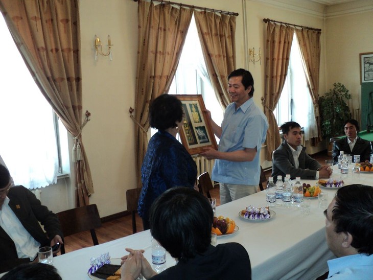 Đại sứ quán Việt Nam tại Mông Cổ và cộng đồng  Việt dâng hoa lên tượng Bác Hồ - ảnh 3