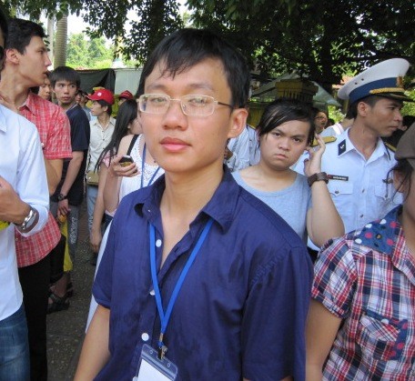 Thanh thiếu niên kiều bào viếng lăng Chủ tịch Hồ Chí Minh - ảnh 2