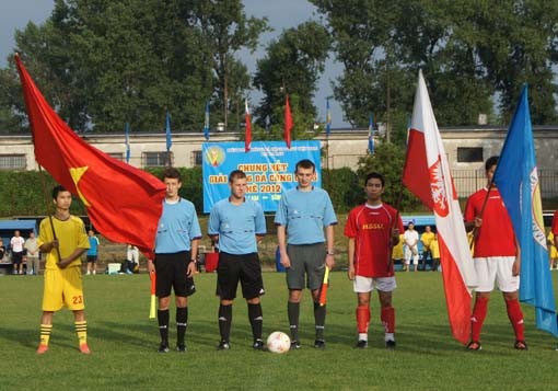 Ba Lan: Bế mạc giải bóng đá Cộng đồng hè 2012  - ảnh 2