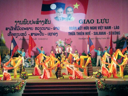 Giao lưu hữu nghị thanh niên tỉnh Thừa Thiên-Huế và Salavan (Lào) - ảnh 1