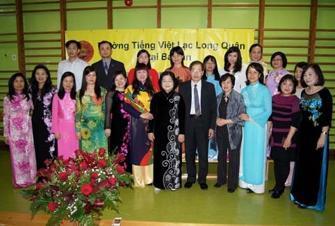 Bà Trương Mỹ Hoa thăm trường tiếng Việt Lạc Long Quân - ảnh 1