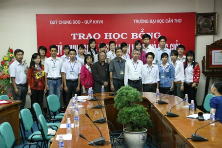 Quỹ học bổng Chung-Soo Hàn Quốc trao tặng 20.000 USD cho học sinh VN - ảnh 1