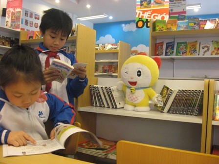 NXB Kim Đồng tặng sách cho các thư viện tỉnh Hưng Yên - ảnh 2